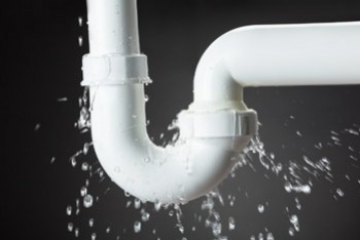 Une fuite d'eau dans votre salle de bain : que couvre votre assurance ?